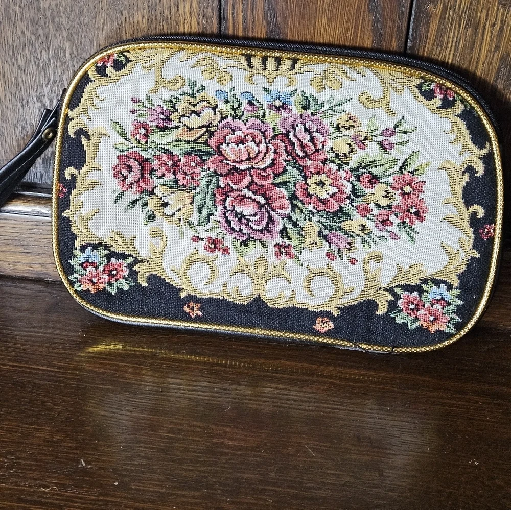Vintage Floral Tapestry Wristlet Bag. - Picture 3 of 6
